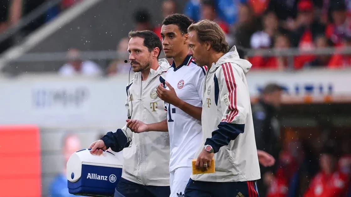 Jugador siendo atendido por el personal médico en el campo Jugador siendo atendido por el personal médico en el campo