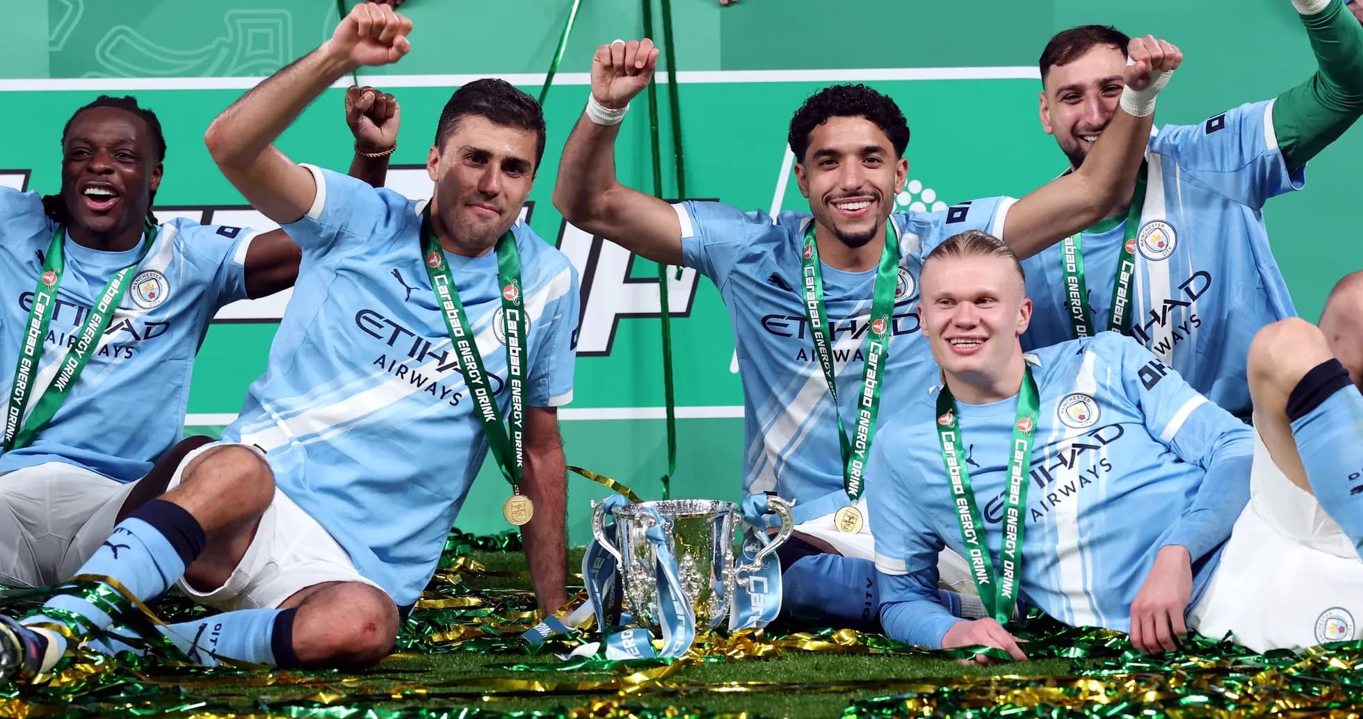 Jugadores de Manchester City celebrando con el trofeo Jugadores de Manchester City celebrando con el trofeo