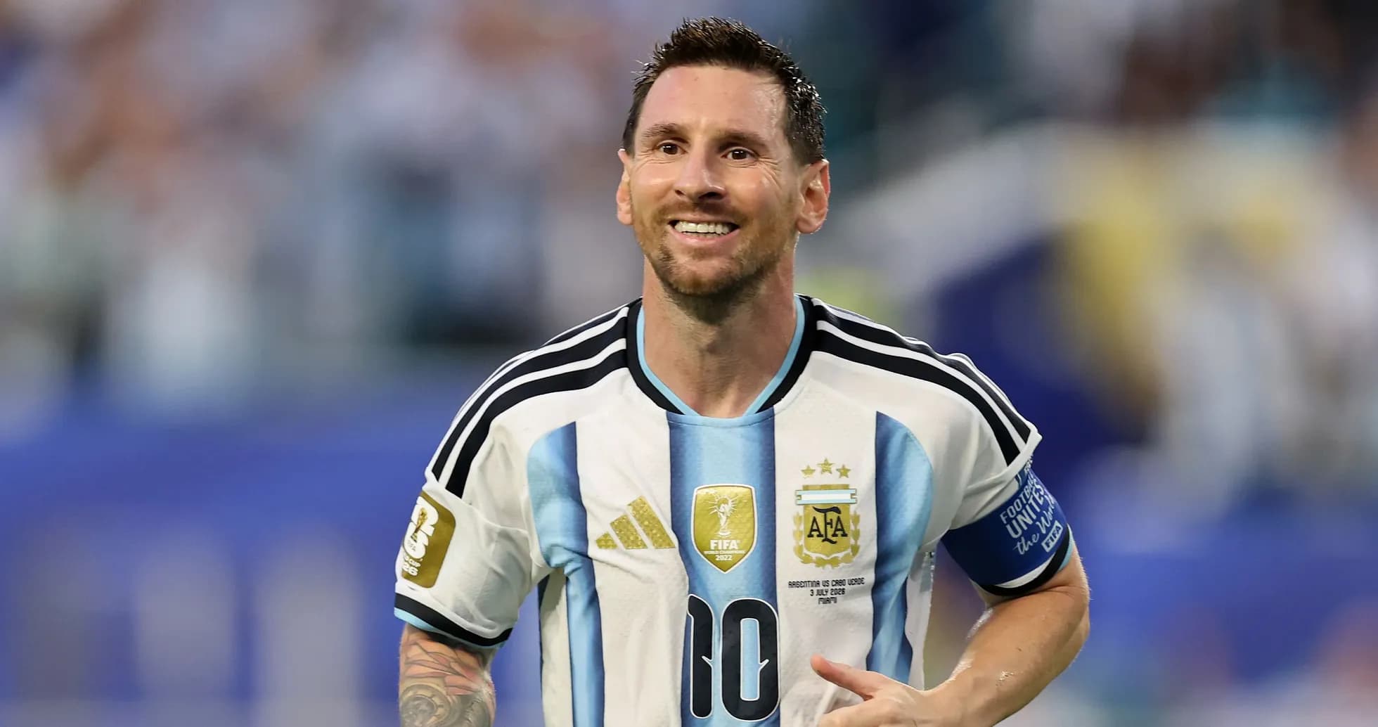 Jugador argentino con camiseta de la selección celebrando Jugador argentino con camiseta de la selección celebrando