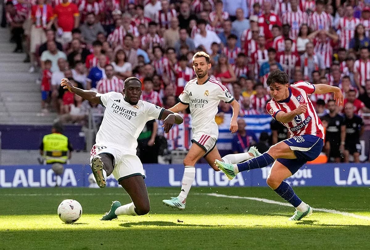 Jugador de Atlético Madrid dispara a puerta Jugador de Atlético Madrid dispara a puerta