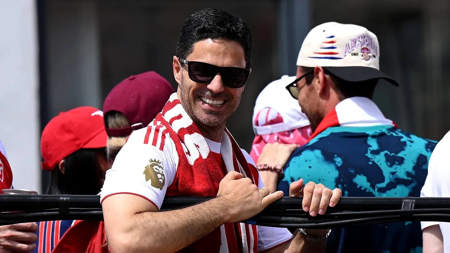 Hombre sonriendo con bufanda en evento deportivo Hombre sonriendo con bufanda en evento deportivo
