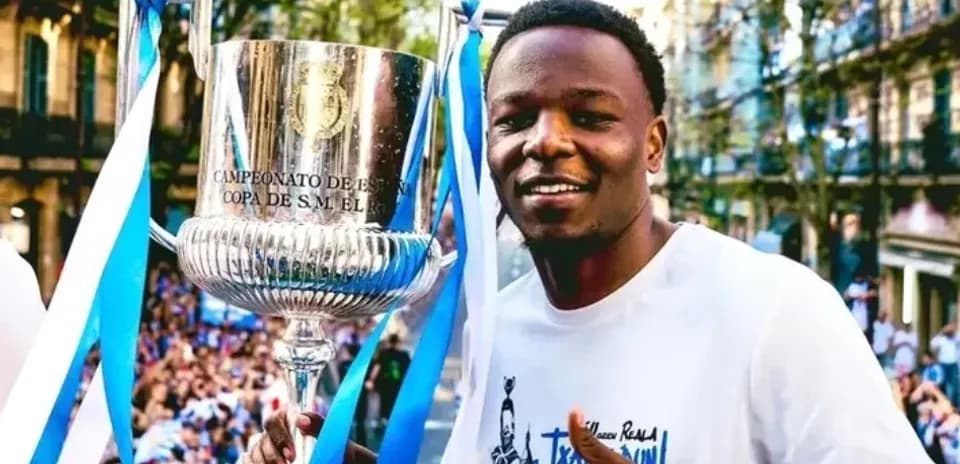 Jugador sosteniendo el trofeo de la Copa del Rey Jugador sosteniendo el trofeo de la Copa del Rey