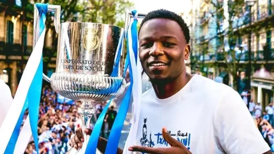 Jugador sosteniendo el trofeo de la Copa del Rey Jugador sosteniendo el trofeo de la Copa del Rey