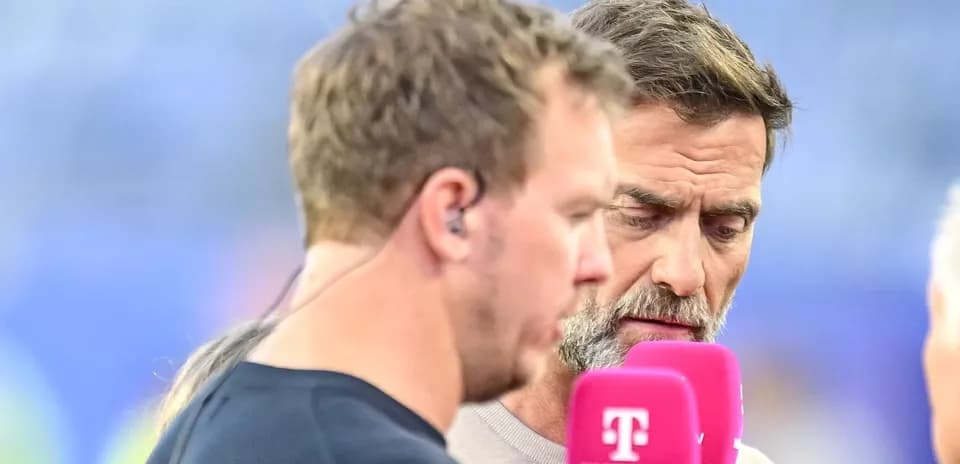 Dos comentaristas en entrevista antes del partido Dos comentaristas en entrevista antes del partido