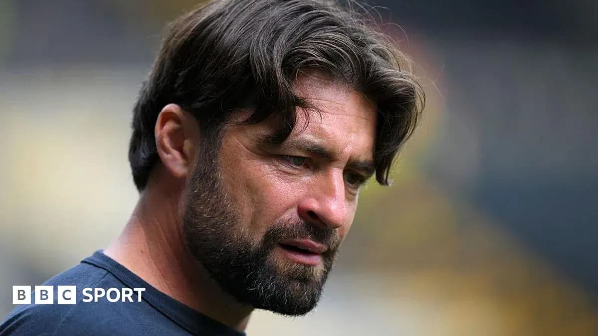 Entrenador observando durante un partido de fútbol Entrenador observando durante un partido de fútbol