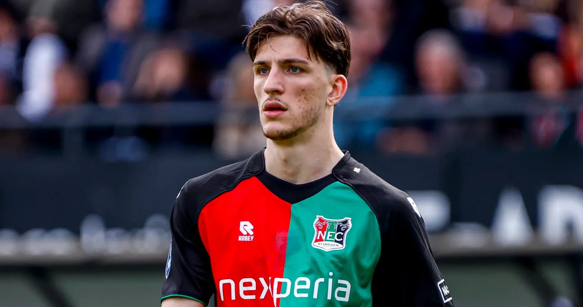 Jugador de NEC Nijmegen en uniforme durante partido Jugador de NEC Nijmegen en uniforme durante partido