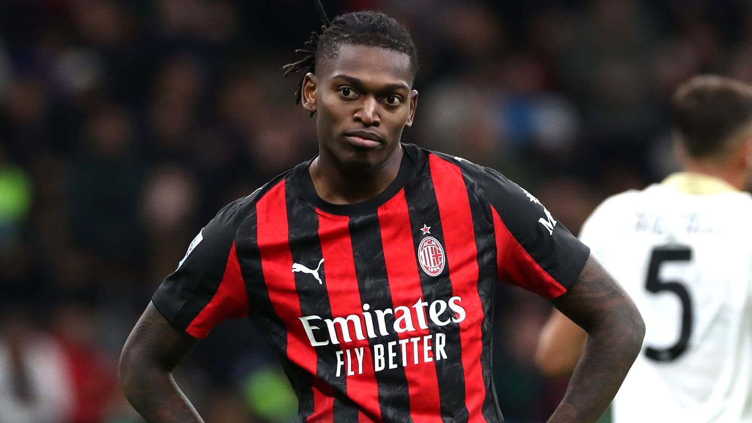 Jugador de AC Milan con camiseta rayada durante partido Jugador de AC Milan con camiseta rayada durante partido