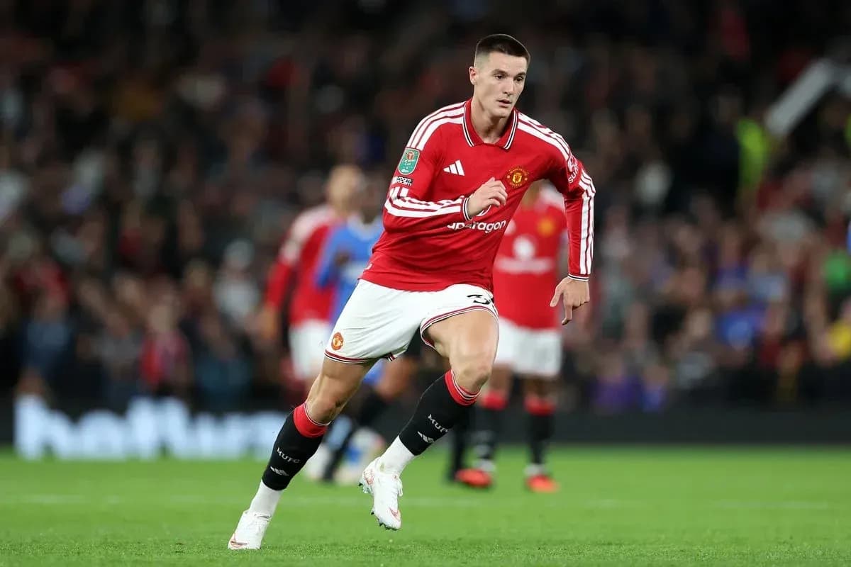Jugador de Manchester United corriendo durante el partido Jugador de Manchester United corriendo durante el partido
