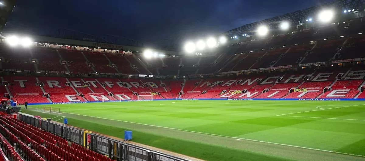 Estadio Old Trafford con gradas vacías y césped Estadio Old Trafford con gradas vacías y césped