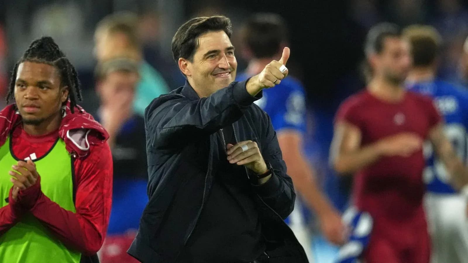 Entrenador dando pulgar arriba tras el partido Entrenador dando pulgar arriba tras el partido