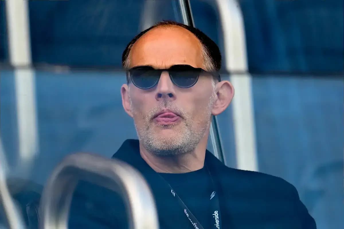 Hombre con gafas oscuras en un palco Hombre con gafas oscuras en un palco
