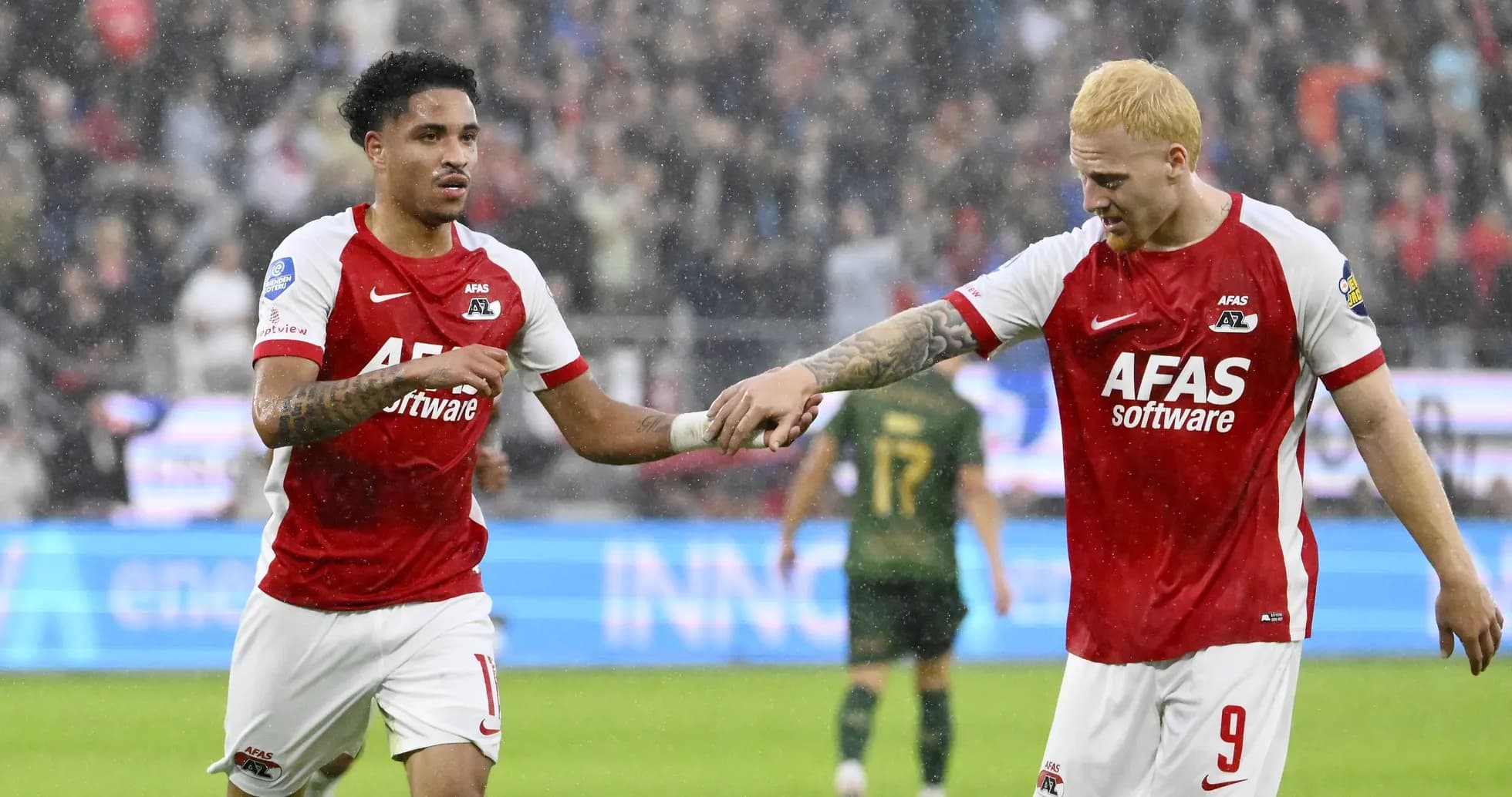 Dos jugadores de AZ Alkmaar celebrando en el campo Dos jugadores de AZ Alkmaar celebrando en el campo