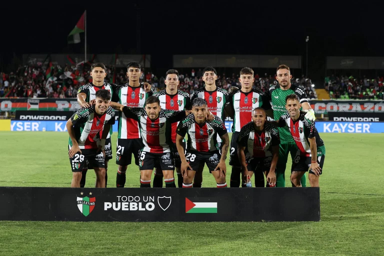 Equipo de Palestino posando en el campo Equipo de Palestino posando en el campo