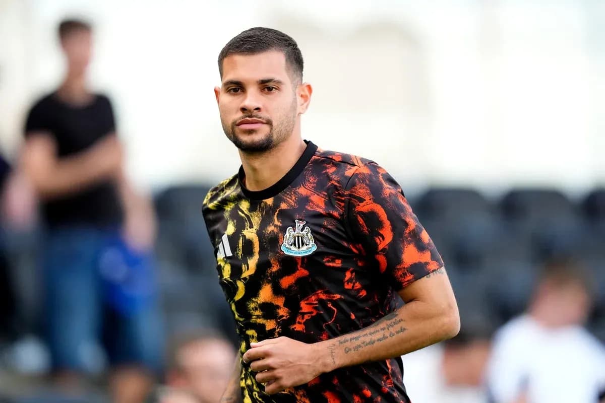 Jugador de Newcastle entrenando en camiseta colorida Jugador de Newcastle entrenando en camiseta colorida