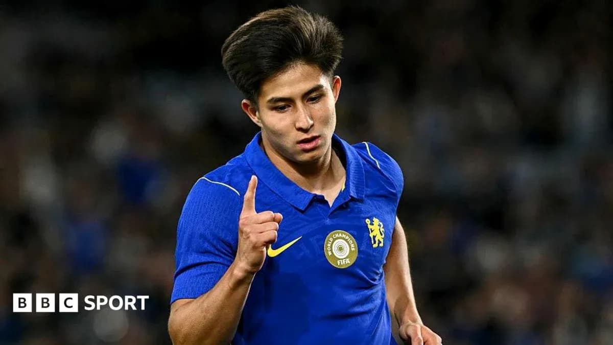 Jugador de Chelsea señalando tras anotar un gol Jugador de Chelsea señalando tras anotar un gol