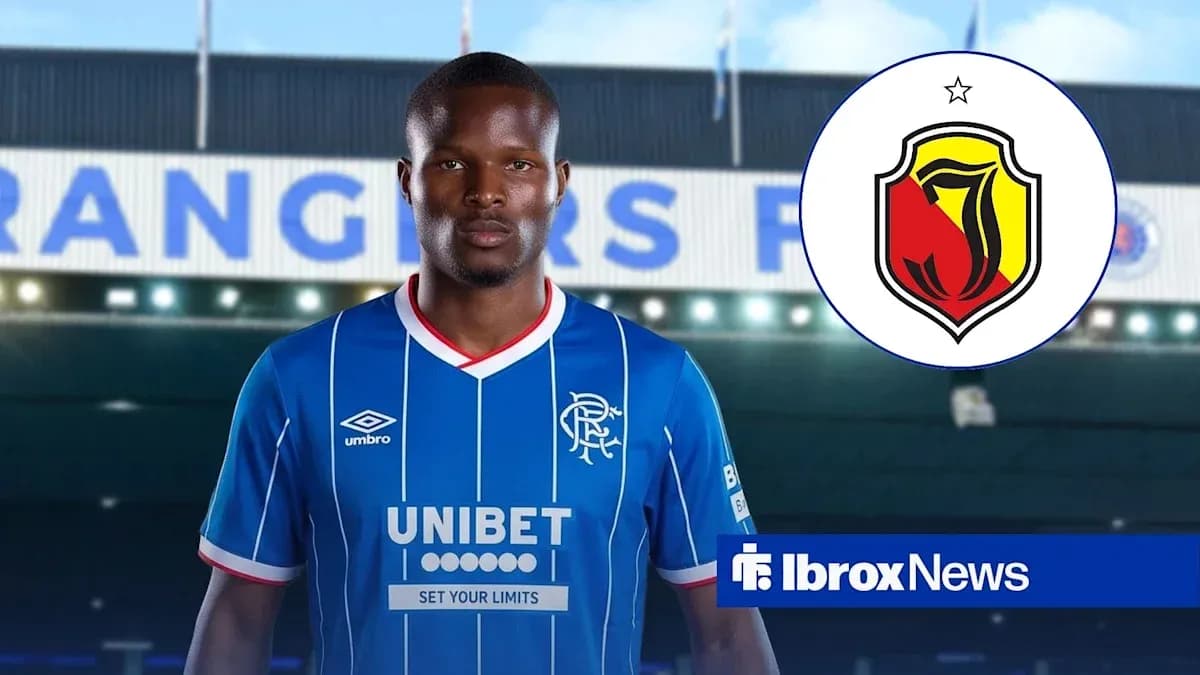 Jugador de Rangers con camiseta azul en Ibrox Jugador de Rangers con camiseta azul en Ibrox