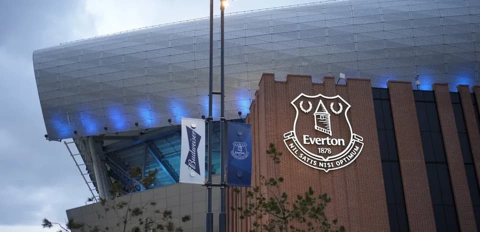 Fachada del estadio de Everton iluminada por la noche Fachada del estadio de Everton iluminada por la noche