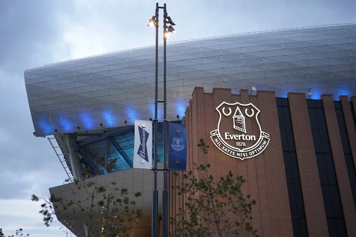 Fachada del estadio de Everton iluminada por la noche Fachada del estadio de Everton iluminada por la noche
