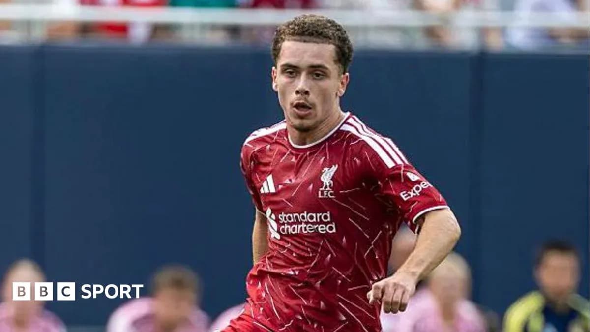 Jugador de Liverpool corriendo en el campo Jugador de Liverpool corriendo en el campo