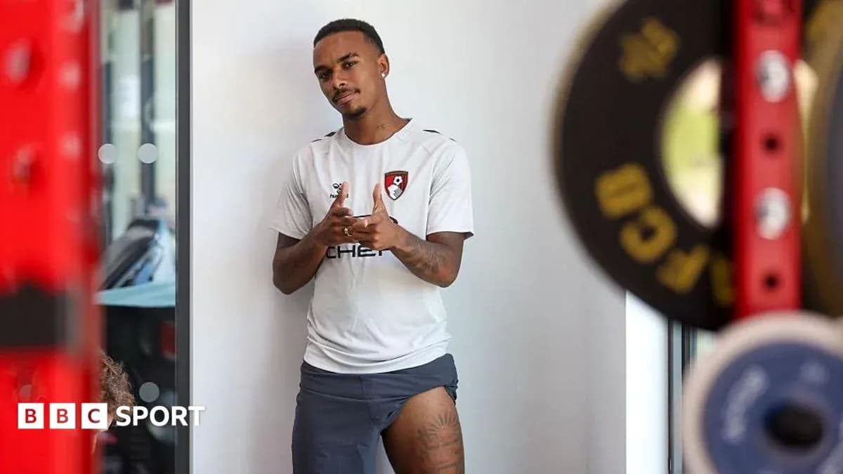 Jugador de Bournemouth posando en gimnasio Jugador de Bournemouth posando en gimnasio