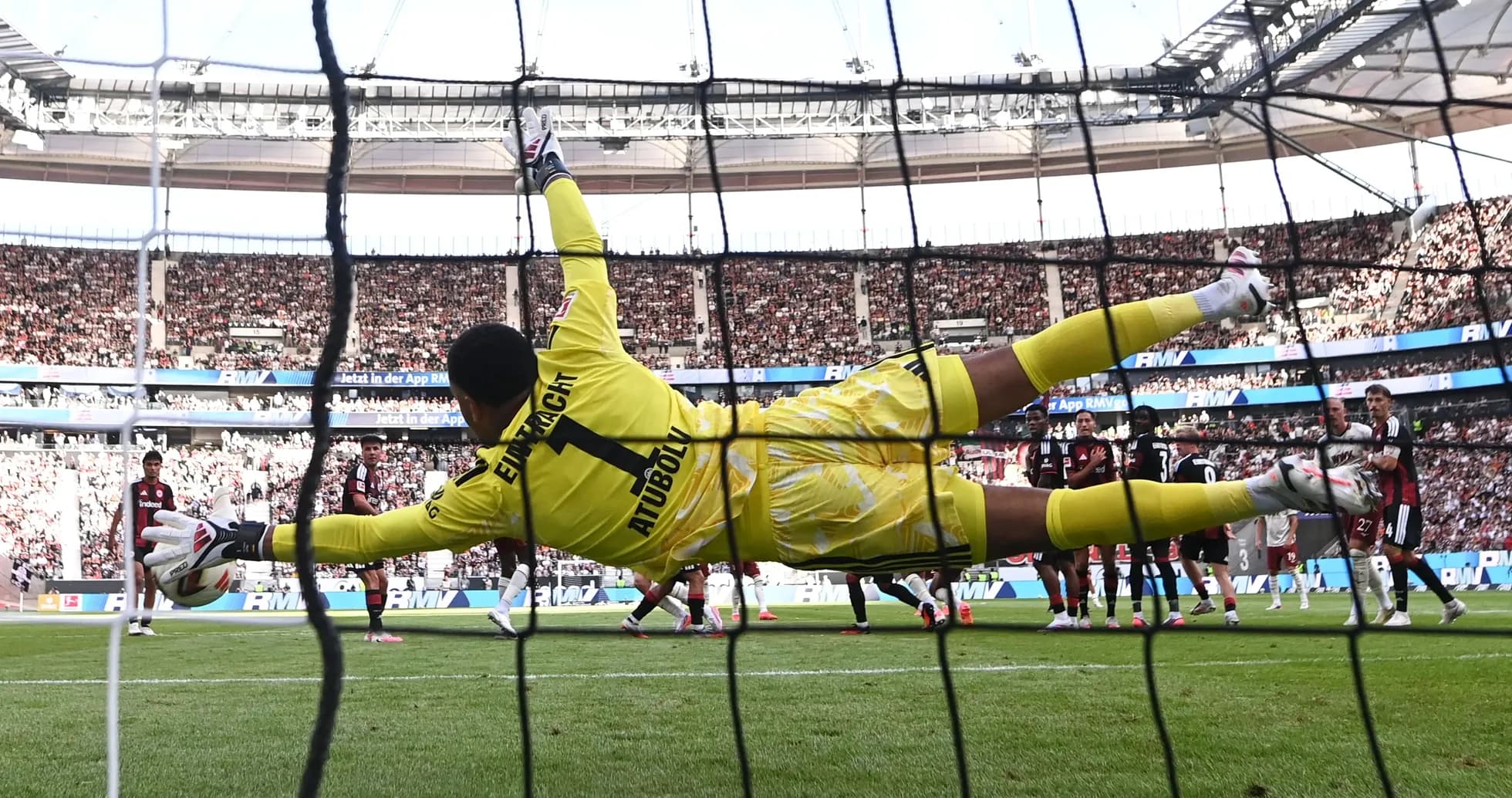 Portero lanzándose para detener un penalti en el partido Portero lanzándose para detener un penalti en el partido