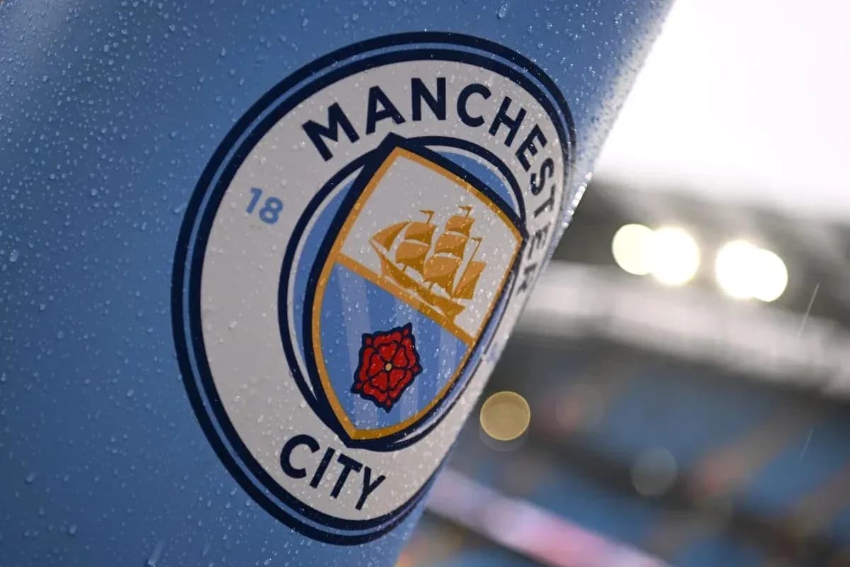 Logo de Manchester City en un día lluvioso Logo de Manchester City en un día lluvioso