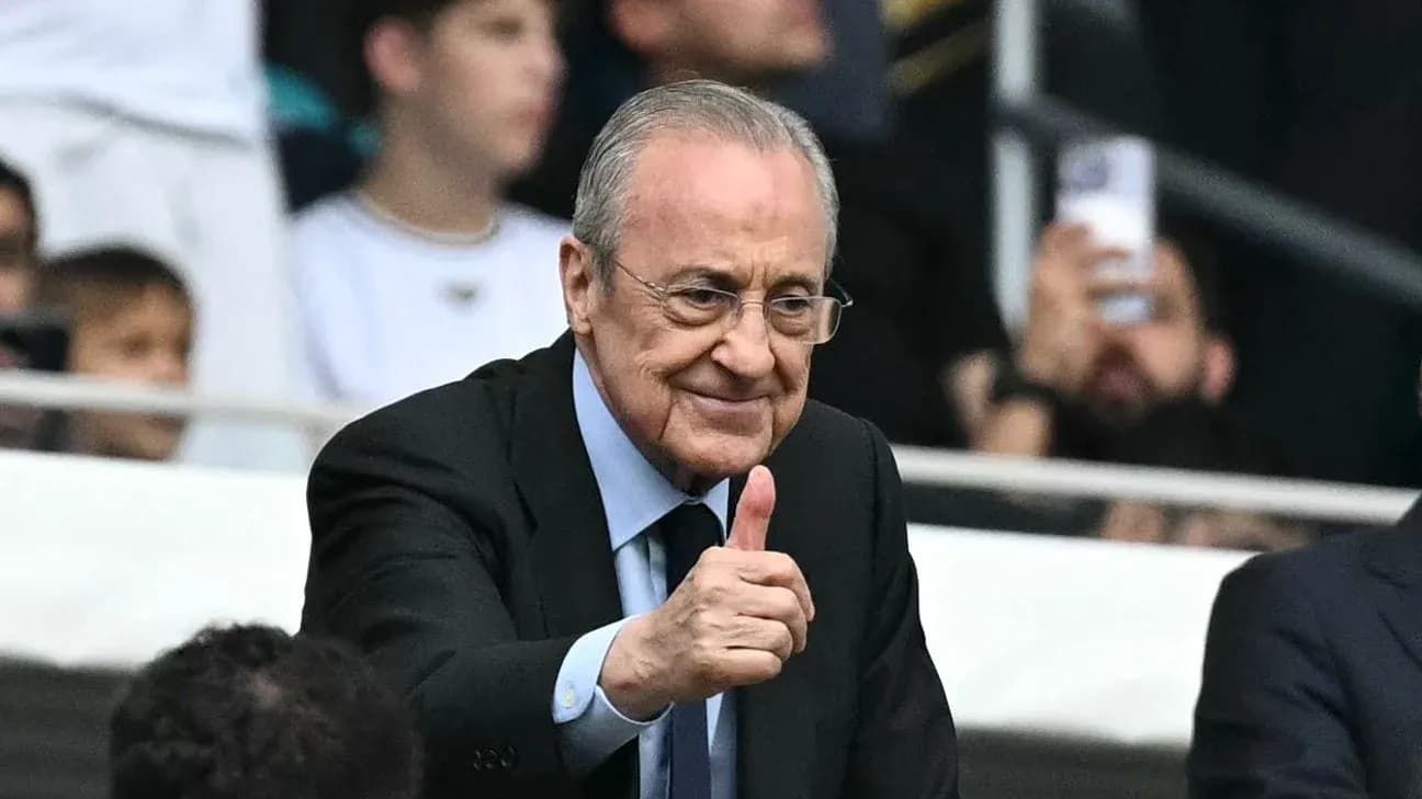 Hombre con gafas haciendo gesto de pulgar arriba Hombre con gafas haciendo gesto de pulgar arriba