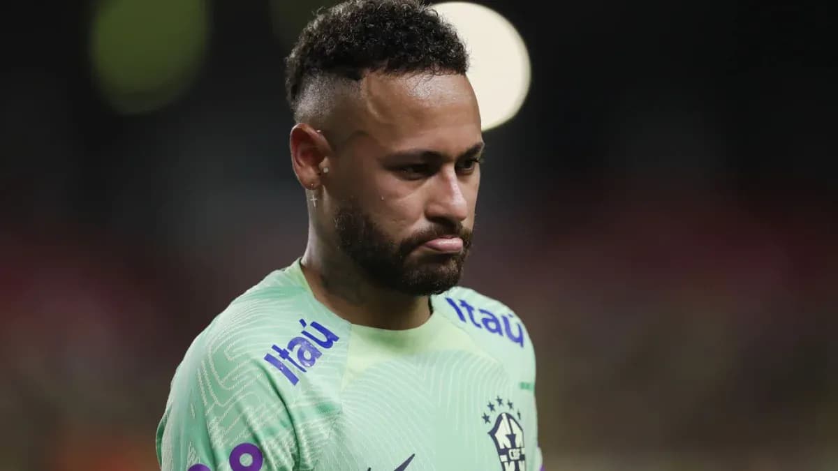 Neymar con uniforme de Brasil en el campo Neymar con uniforme de Brasil en el campo