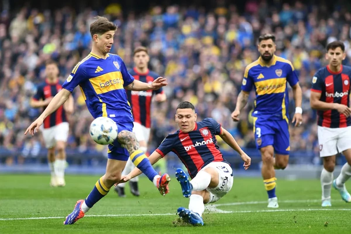 Jugadores de San Lorenzo y Boca Juniors en acción Jugadores de San Lorenzo y Boca Juniors en acción