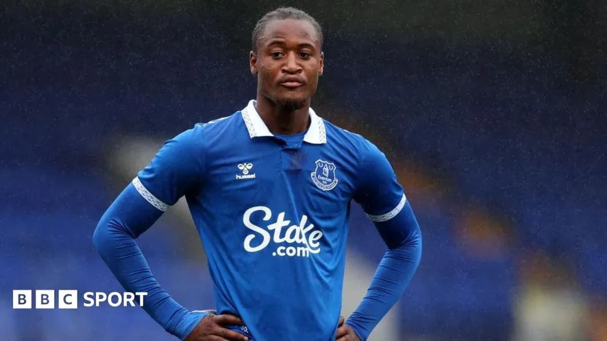 Jugador de Everton con camiseta azul en el campo Jugador de Everton con camiseta azul en el campo