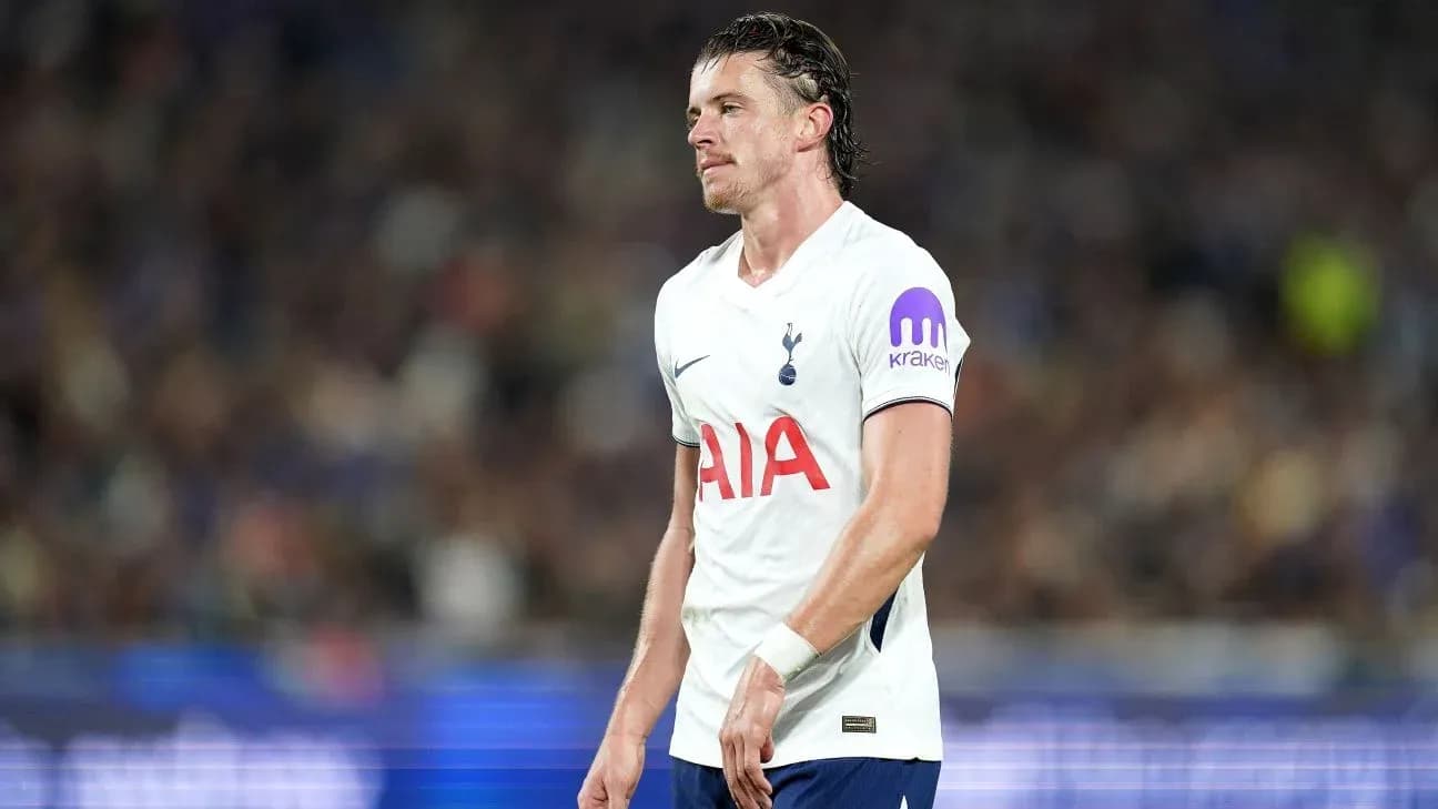 Jugador de Tottenham en el campo durante el partido Jugador de Tottenham en el campo durante el partido