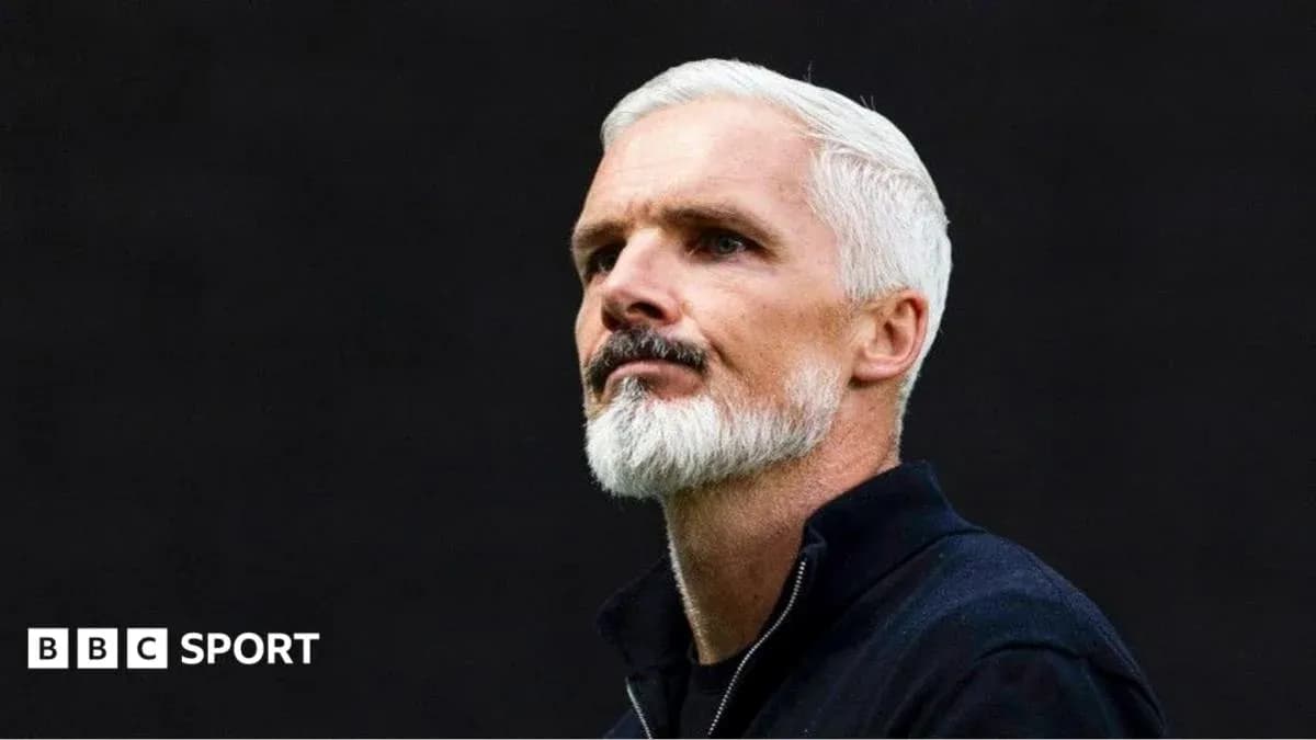 Entrenador con barba y cabello blanco en primer plano Entrenador con barba y cabello blanco en primer plano