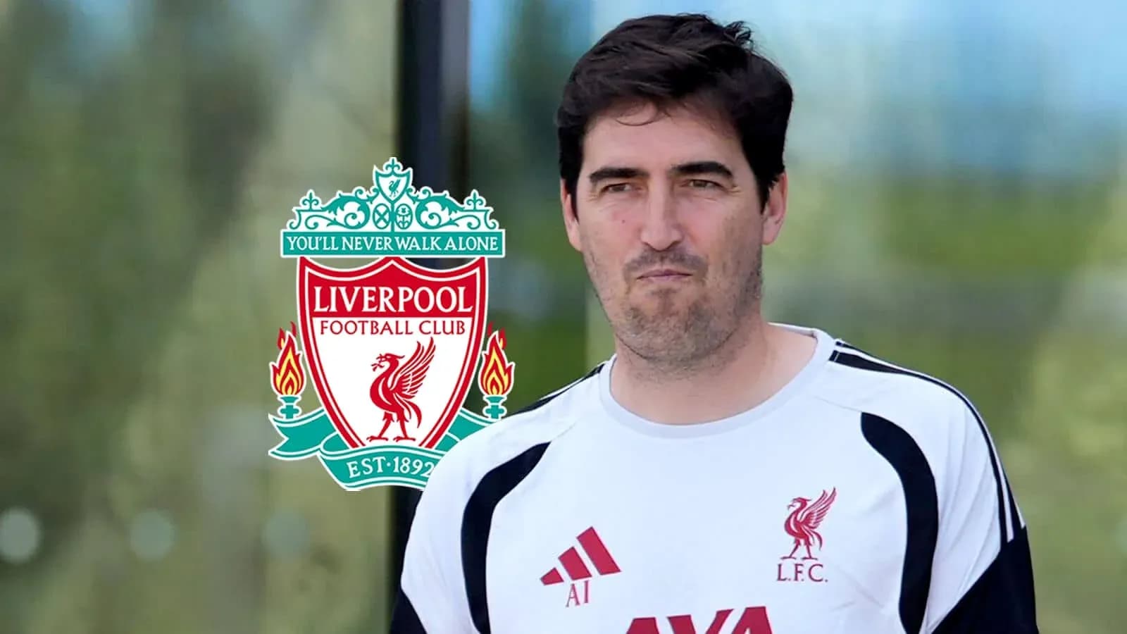 Entrenador de Liverpool junto al logo del club Entrenador de Liverpool junto al logo del club