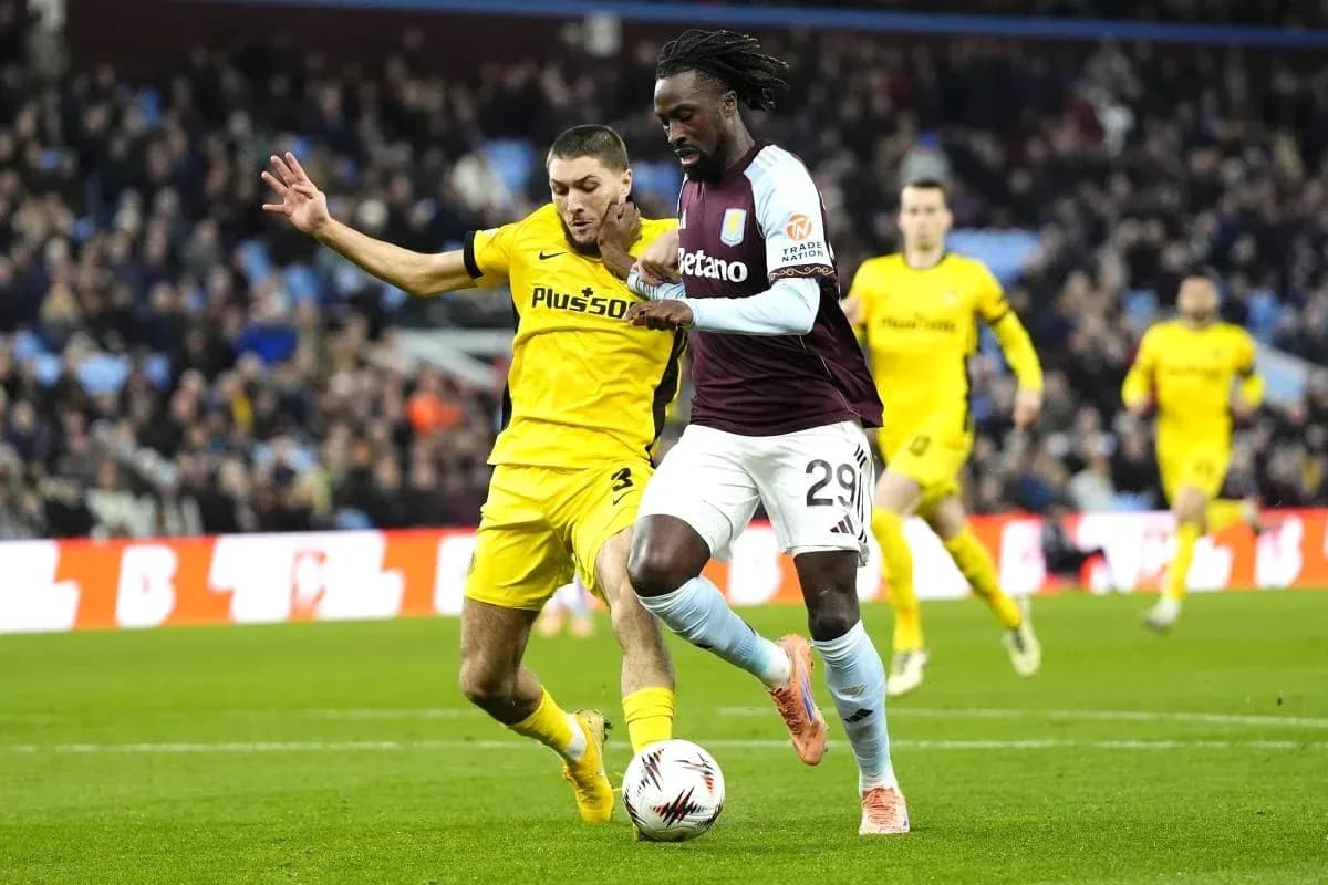Jugador de Aston Villa driblando ante defensa rival Jugador de Aston Villa driblando ante defensa rival