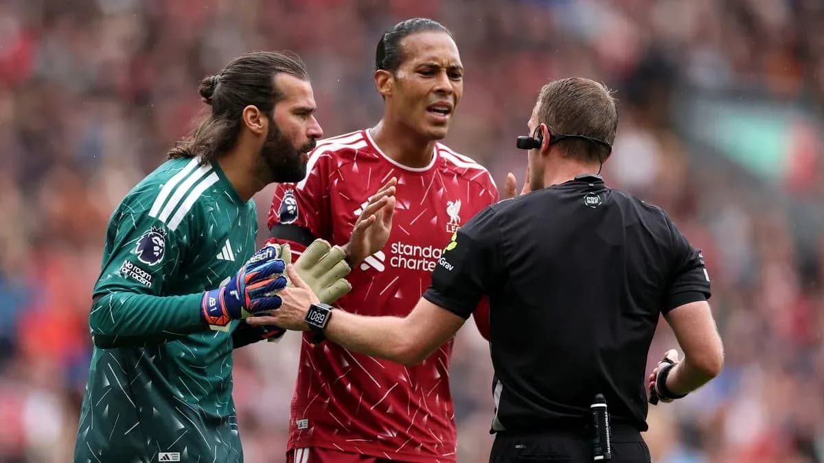 Alisson y Van Dijk discutiendo con el árbitro Alisson y Van Dijk discutiendo con el árbitro
