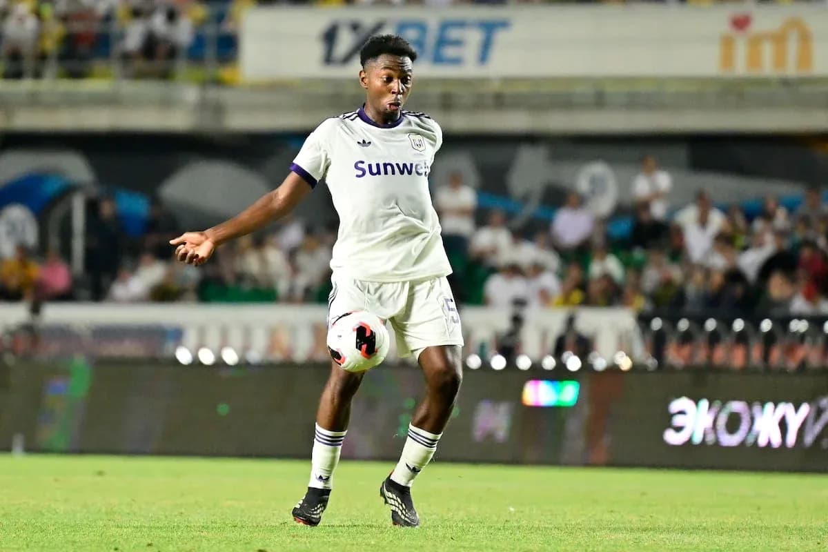 Jugador de Anderlecht controlando el balón en el campo Jugador de Anderlecht controlando el balón en el campo