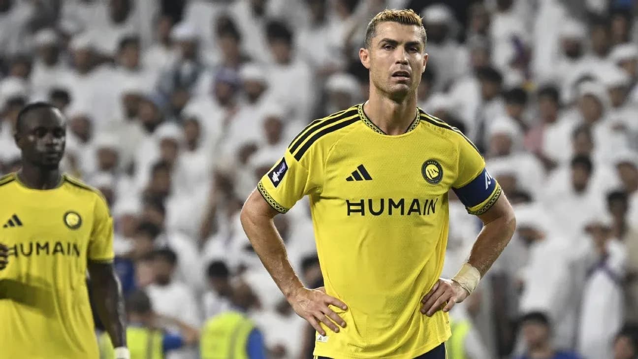 Cristiano Ronaldo en partido con camiseta amarilla Cristiano Ronaldo en partido con camiseta amarilla