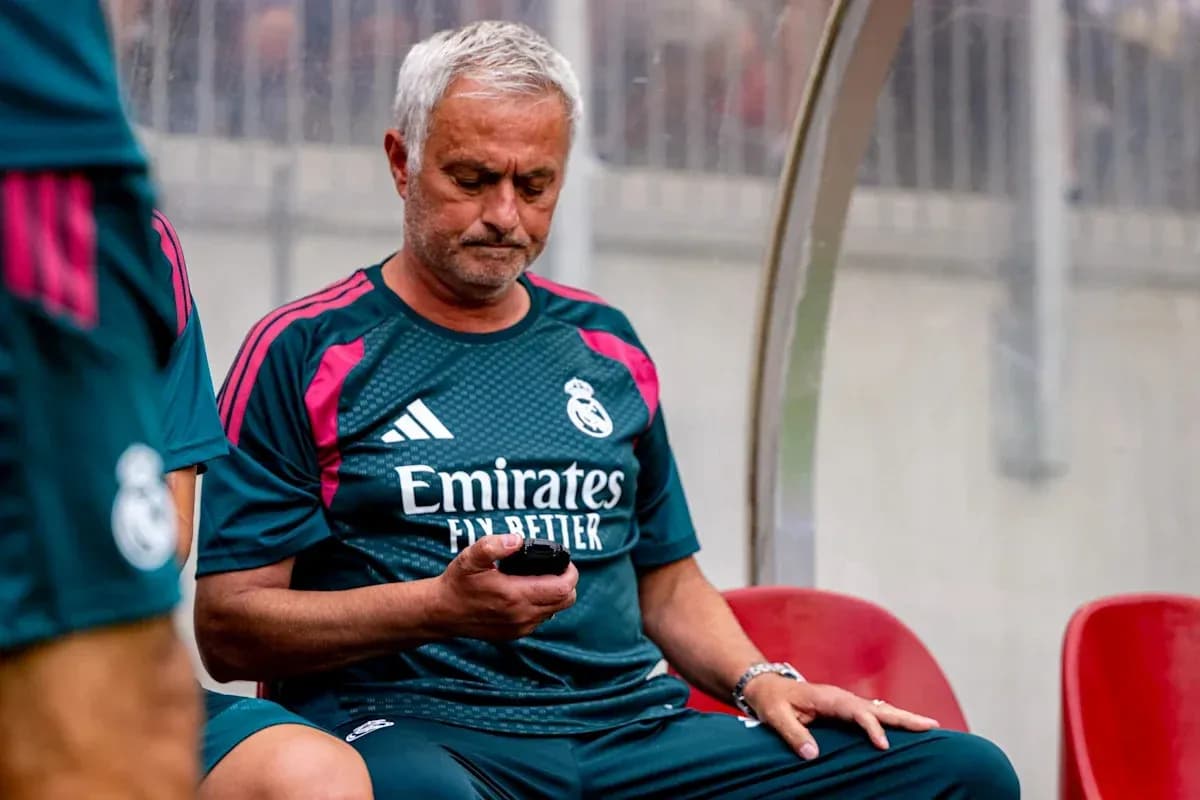 Entrenador de Real Madrid sentado en el banquillo Entrenador de Real Madrid sentado en el banquillo