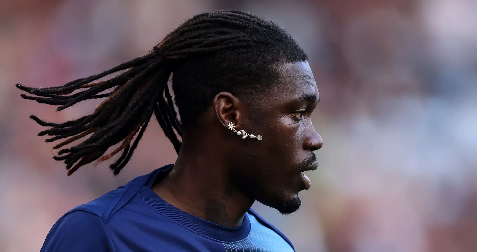 Jugador con trenzas y aretes en el oído Jugador con trenzas y aretes en el oído