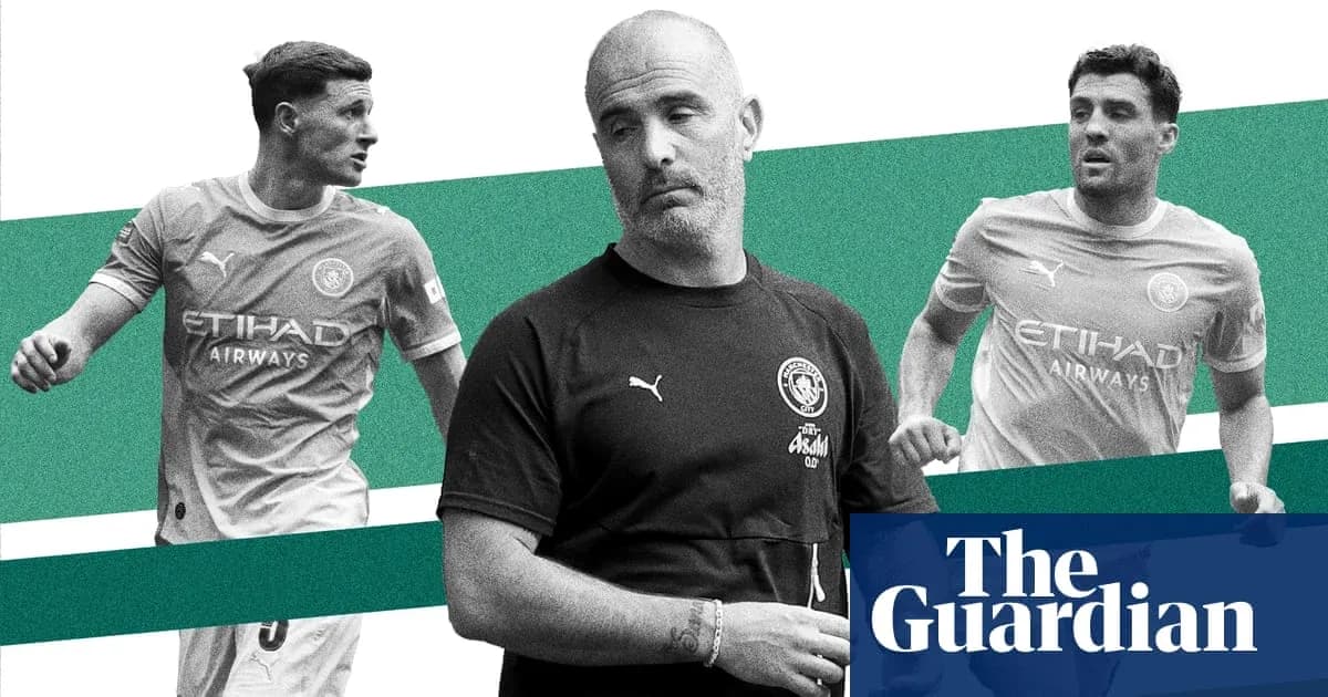 Entrenador con dos jugadores en camiseta del Manchester City Entrenador con dos jugadores en camiseta del Manchester City