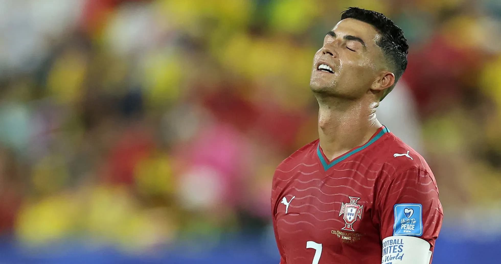 Jugador de Portugal con camiseta roja en partido Jugador de Portugal con camiseta roja en partido