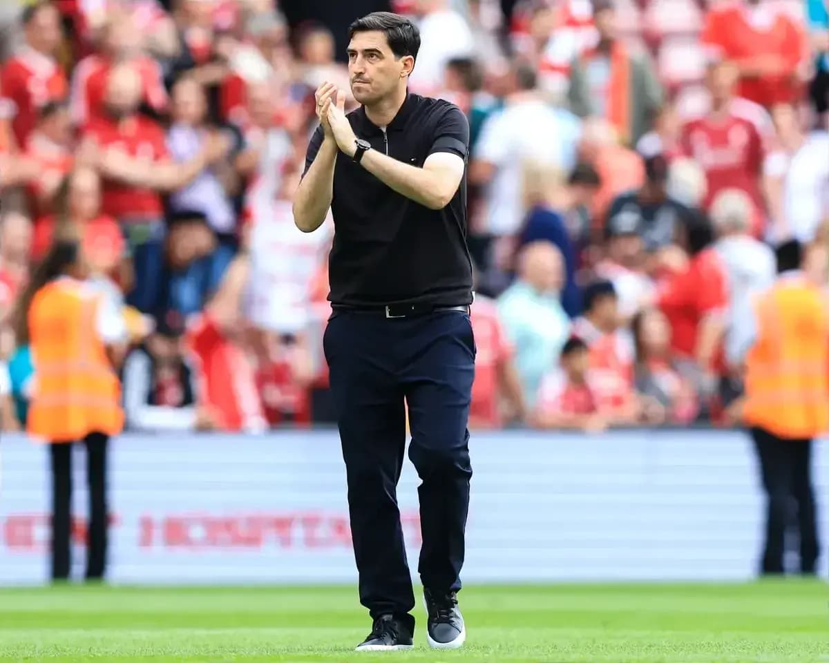 Entrenador aplaudiendo a la afición en el estadio Entrenador aplaudiendo a la afición en el estadio