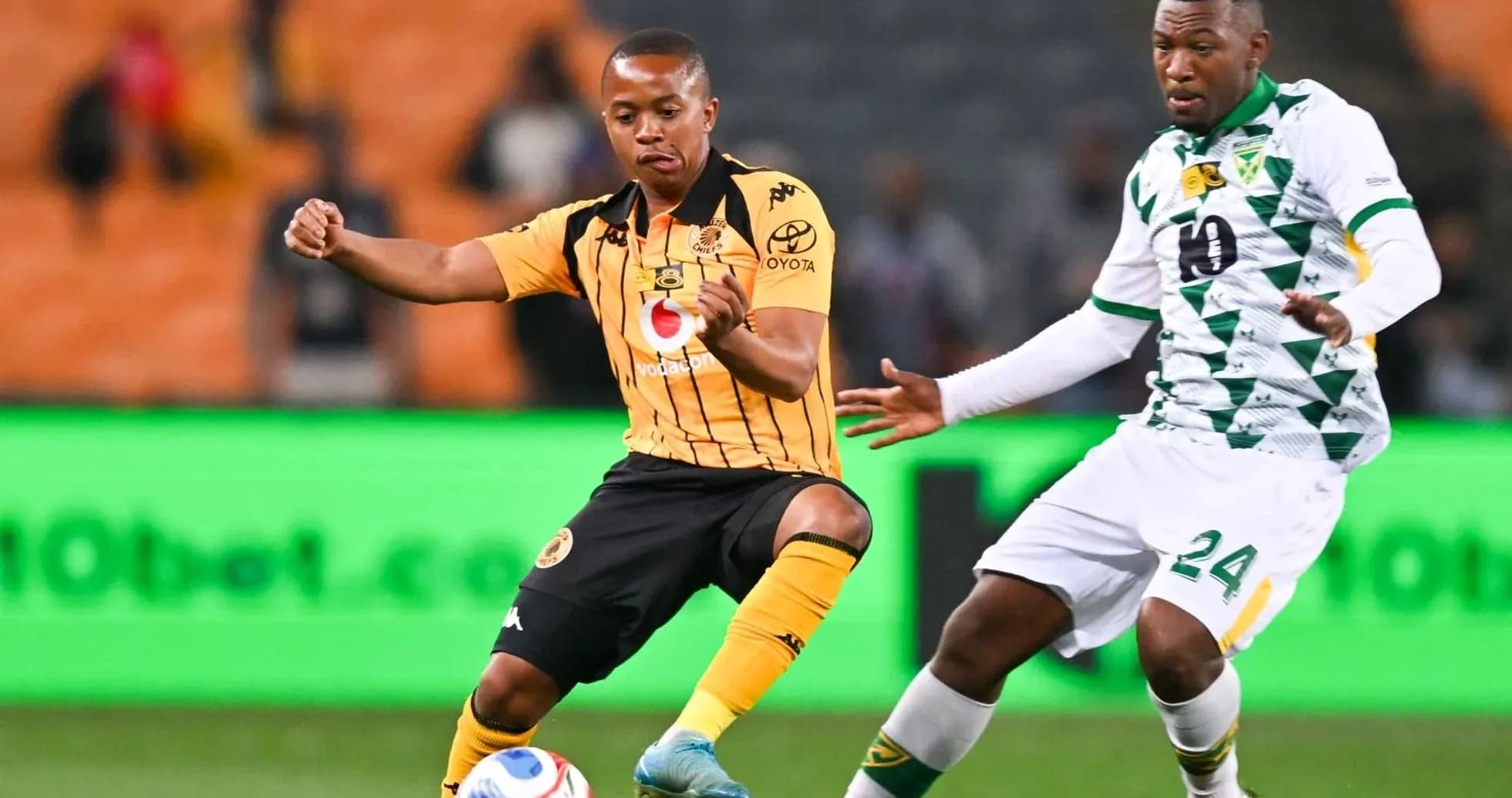 Jugador de Kaizer Chiefs controla el balón en partido Jugador de Kaizer Chiefs controla el balón en partido