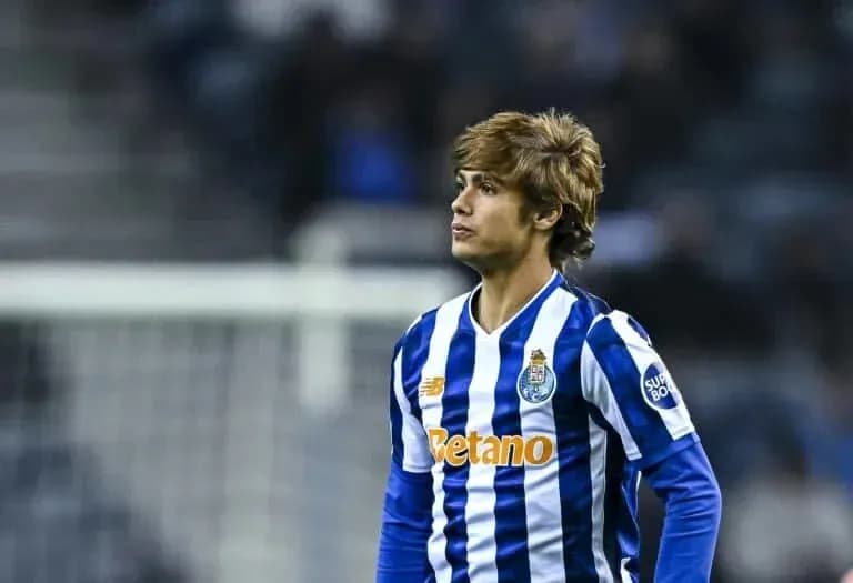 Jugador de FC Porto en el campo durante partido Jugador de FC Porto en el campo durante partido