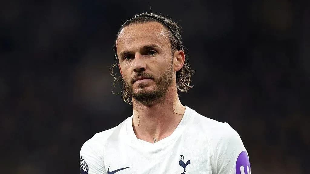 Jugador de Tottenham en el campo durante el partido Jugador de Tottenham en el campo durante el partido