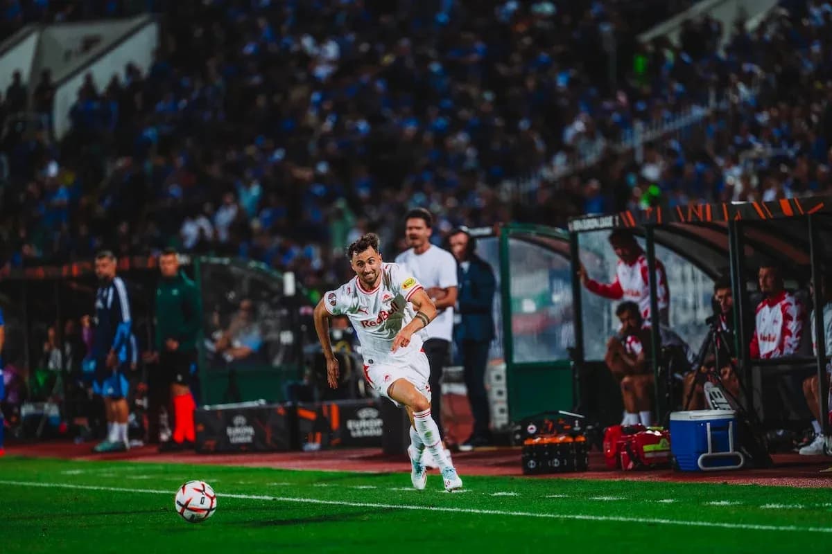 Jugador de Red Bull Salzburg en acción Jugador de Red Bull Salzburg en acción