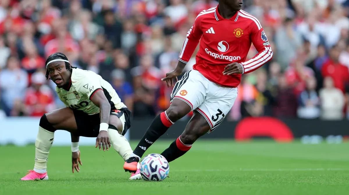 Jugador de Manchester United driblando el balón Jugador de Manchester United driblando el balón