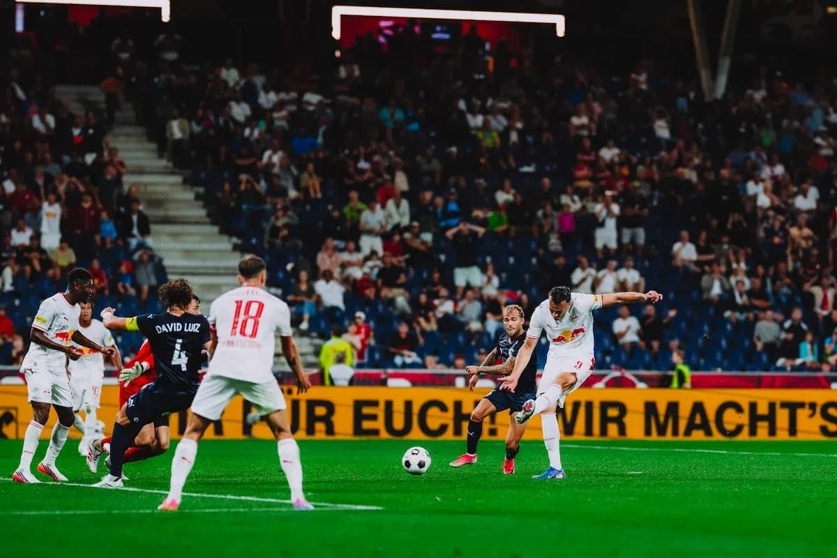 Jugadores compitiendo en partido de fútbol Jugadores compitiendo en partido de fútbol