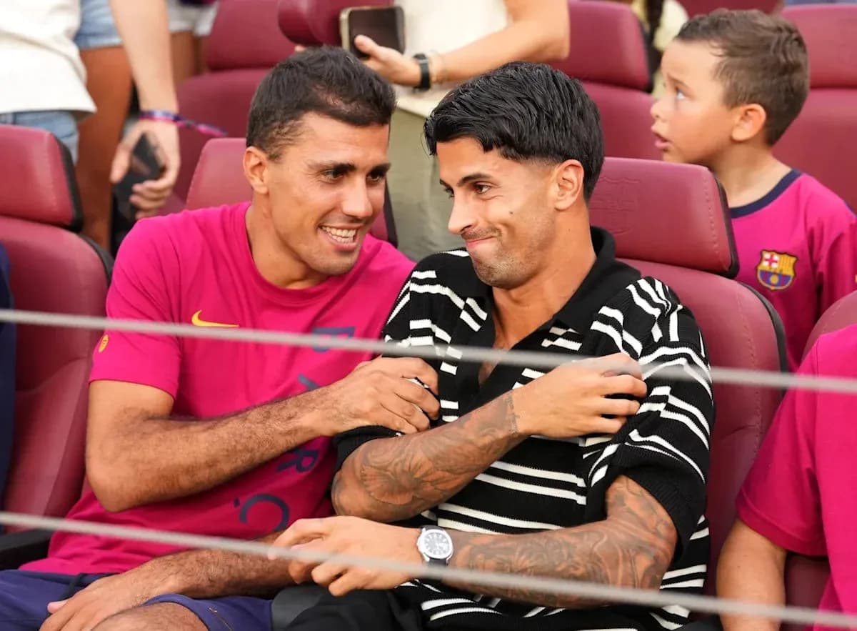 Dos jugadores conversando en asientos del estadio Dos jugadores conversando en asientos del estadio