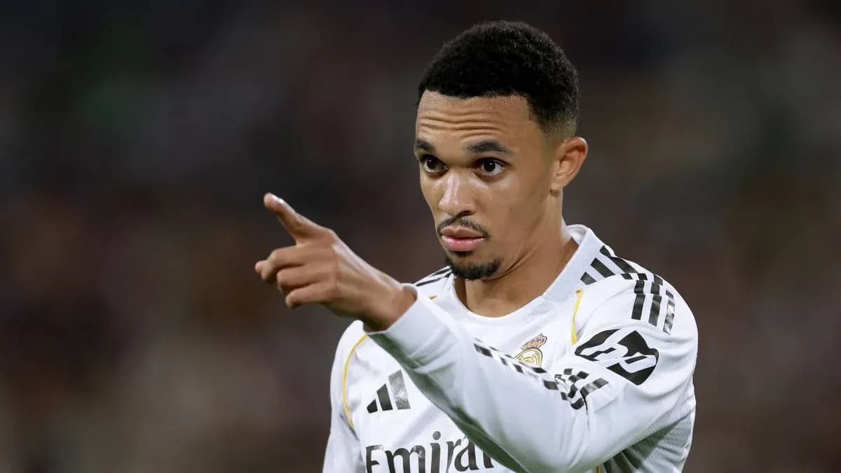 Jugador de Real Madrid señalando durante el partido Jugador de Real Madrid señalando durante el partido